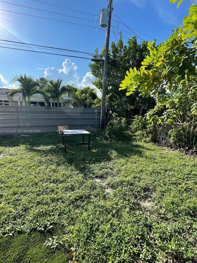 Building Photo - 4701 NE 3rd Ave