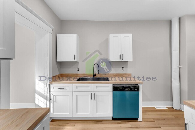 Building Photo - 724-724 Adams St SE