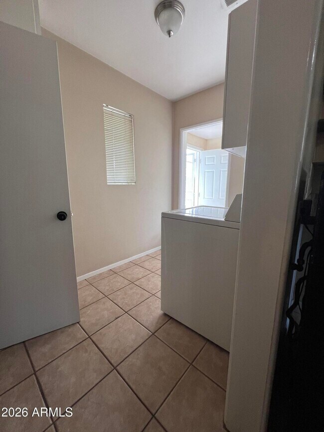 Building Photo - 4121 E Edgemont Ave