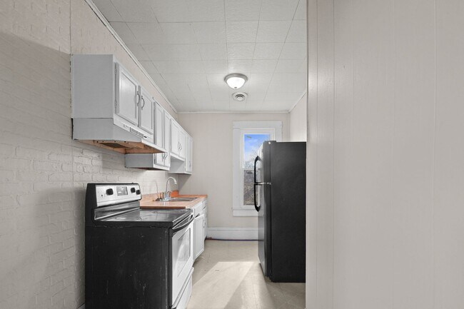 Building Photo - 131 W 13th St