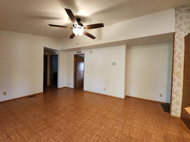 Building Photo - 8260 Sherwood Blvd