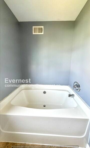 Building Photo - 5300 Folsom Dr