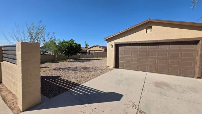 Building Photo - Beautiful Renovated  4 Bed 2 Bath HOME!