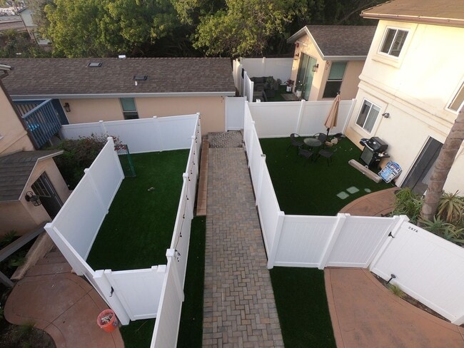 Building Photo - Charming 1 bed/1 bath Detached Guest House...