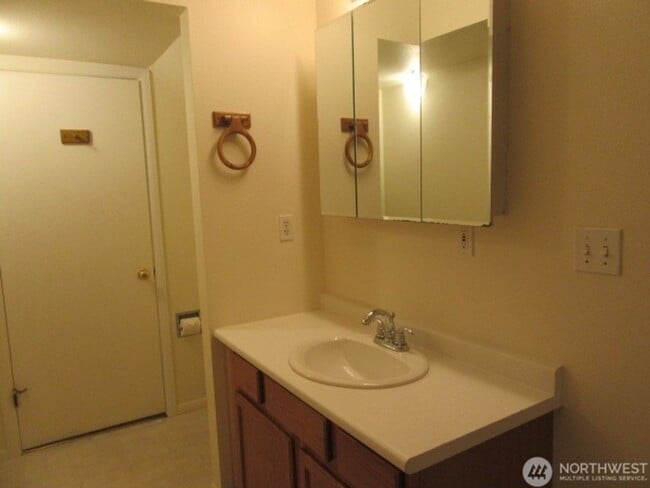 Building Photo - 2Bd/.75Ba Kirkland Condo