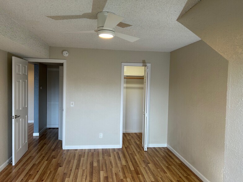 Bedromm w walkin closet - 3250 O'Neal Cir