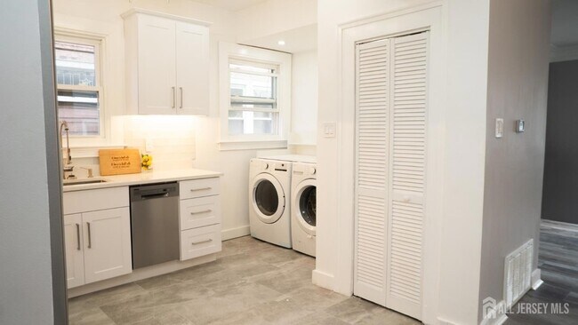 Building Photo - 65 Poe Ave