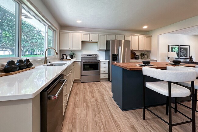 Building Photo - 922 N 122nd St