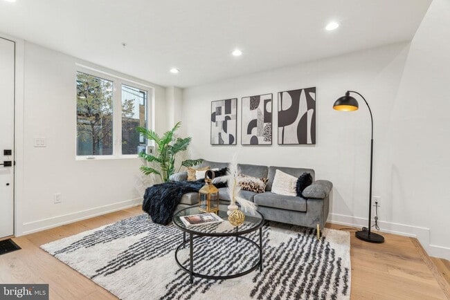 Building Photo - 1106 N Bodine St