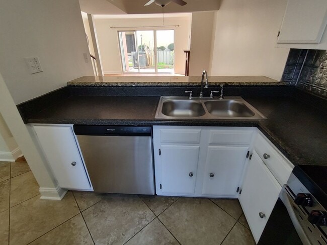 Building Photo - 2-Story Townhome WALKING DISTANCE TO THE BEACH! COMMUNITY POOL!