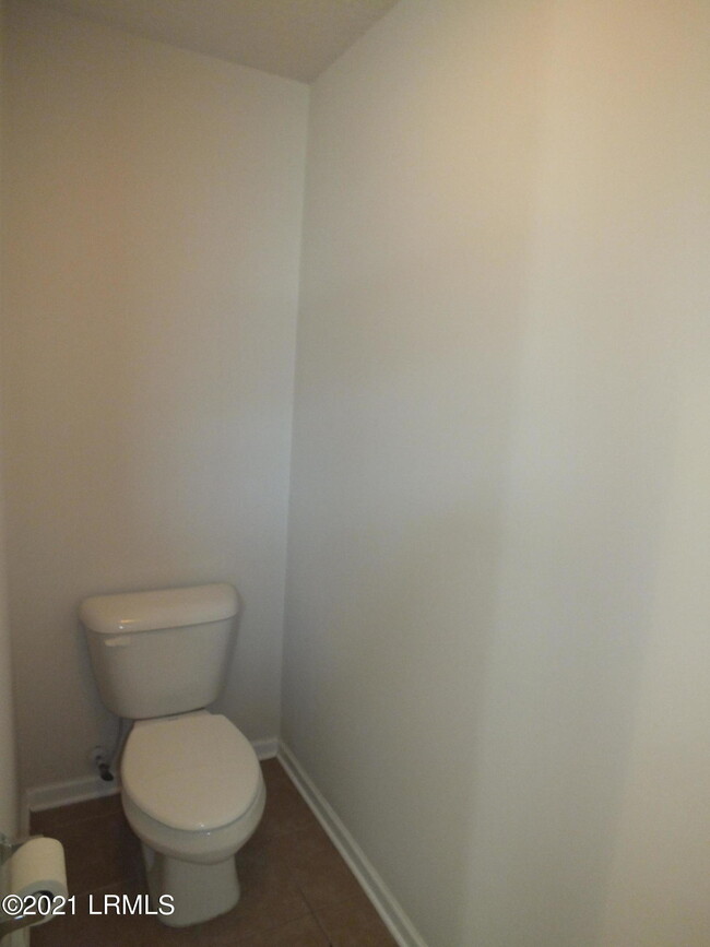 Building Photo - 255 Colony Dr