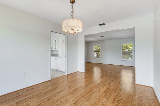 Building Photo - ** LAKEWOOD ** 3 BED / 2 BATH / GARAGE - SINGLE FAMILY HOME - GREAT LOCATION! - PET OK - ANNUAL R...