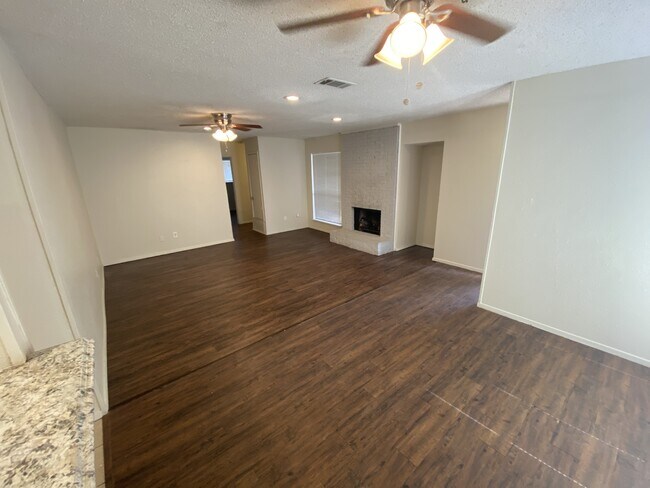 Building Photo - 2800 Springleaf Ct