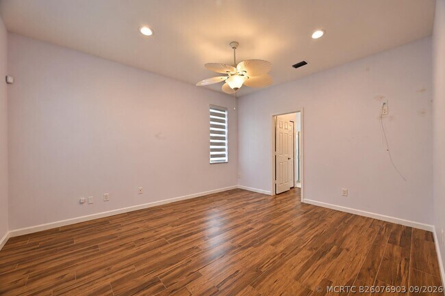 Building Photo - 545 NW Portofino Ln