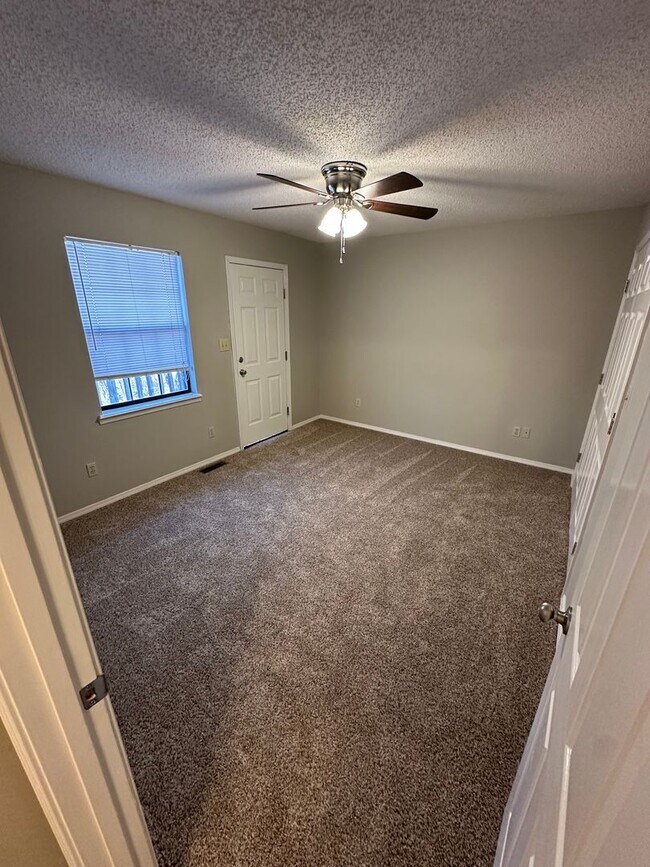 Building Photo - 411 Valley Dr