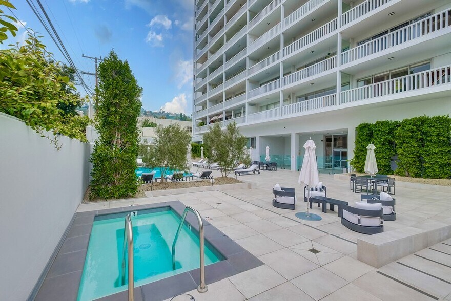 Building Photo - 999 N Doheny Dr