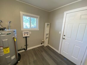 Building Photo - 3 Bed 1.5 bath home in Prineville