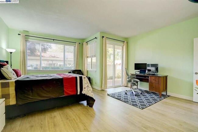 Building Photo - $2990 / 2 BR - GORGEOUS MEADOWBROOK CONDO ...