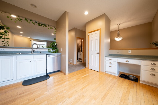 Building Photo - 706 Village Pkwy