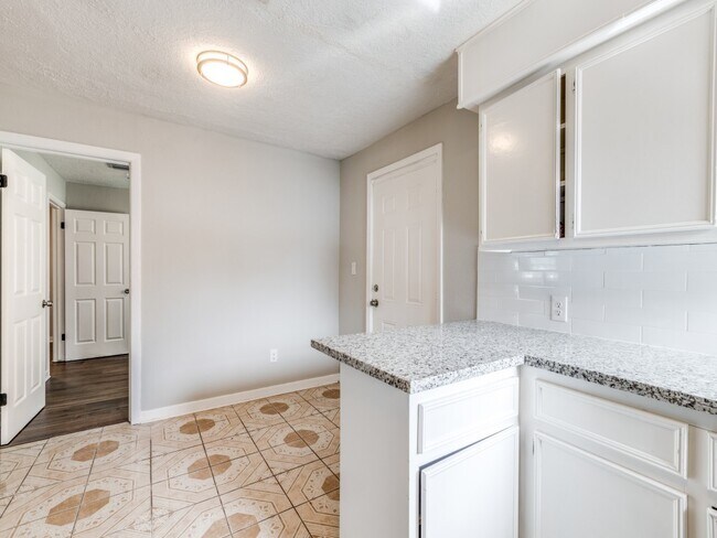 Building Photo - 411 Gober St