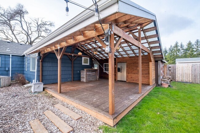 Building Photo - Charming 3-Bed 2 Bath Home with Spectacula...