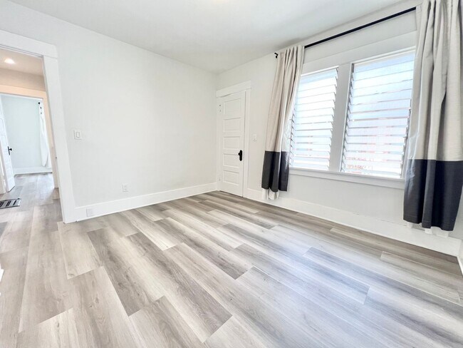 Building Photo - Charming Rose Park Home | 3 Bedrooms | In-...
