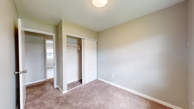 Building Photo - 3 Bedroom/1 bathroom renovated townhouse.
