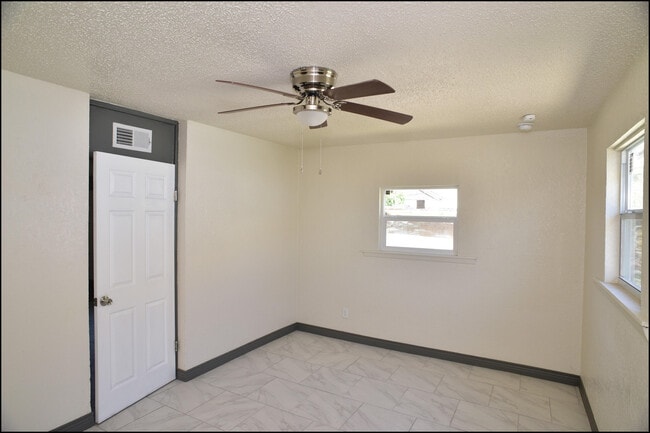 Building Photo - 2111 Portland Ave