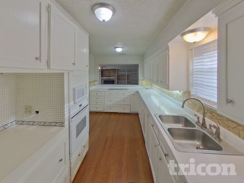 Building Photo - 1316 Lexington Dr