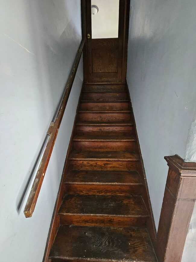 Building Photo - Upper 2 bedroom unit