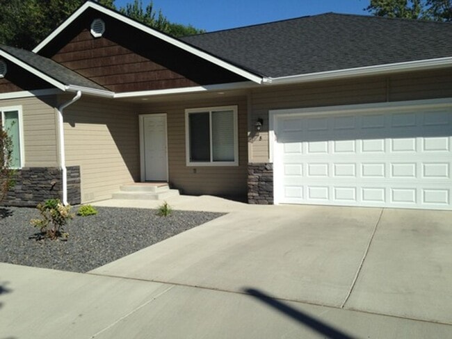 Building Photo - 312 triplex