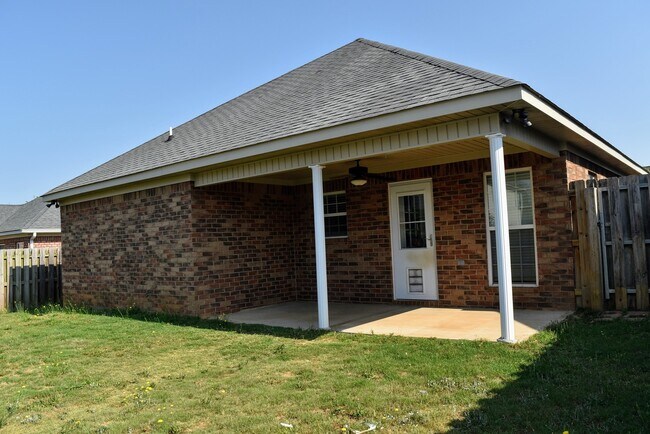 Building Photo - You've Found It! Split floor plan, fenced yard, extra storage