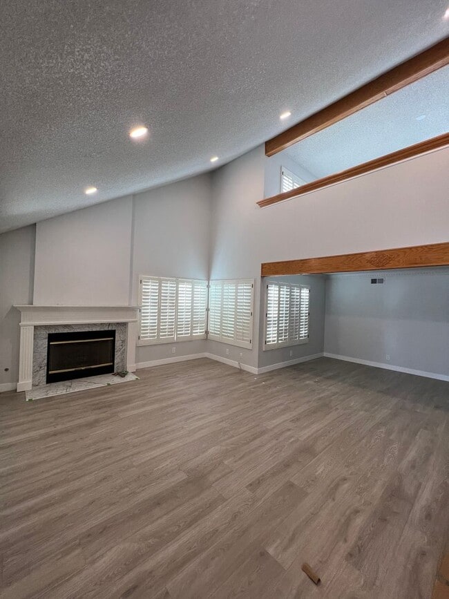 Building Photo - 4 bedroom + loft, 2 1/2 bath - 2 story home in central Simi
