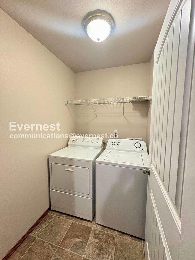 Building Photo - 111 W 6th St