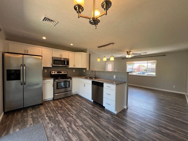 Building Photo - 2128 Virginia Dr