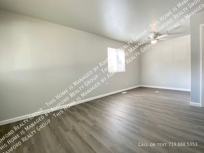 Building Photo - 2230 Ivanhoe Dr