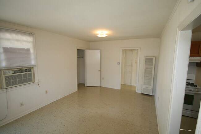 Building Photo - 2300 Rose Dr