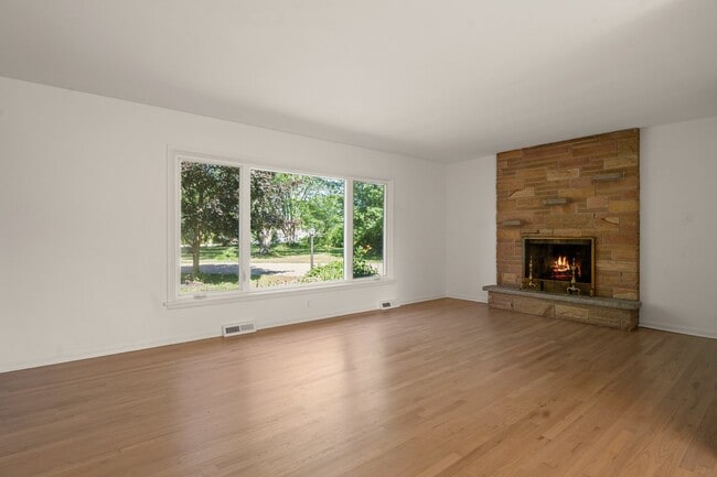 Building Photo - 1350 Hart Rd