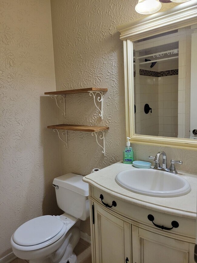 Building Photo - 3bd/2ba house close to major shopping, restaurants, and Ft. Hood!