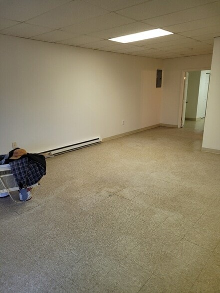 Living Space - 130 KURTZ AVE