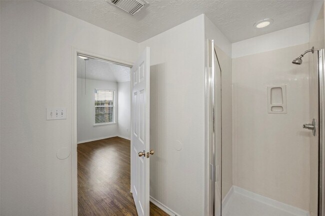 Building Photo - 18401 Sunrise Oaks Ct