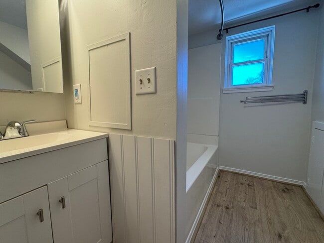 Building Photo - 37 Oak St