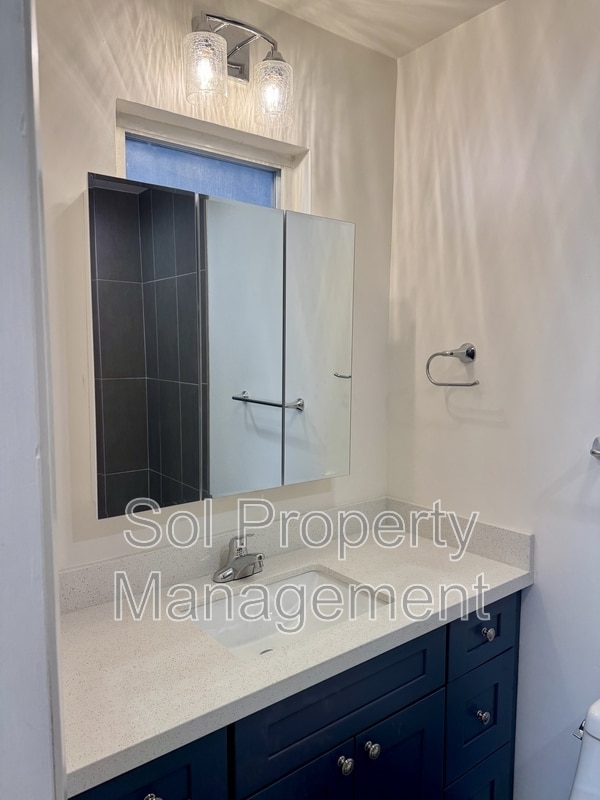 Building Photo - 1053 W Hamilton Ave