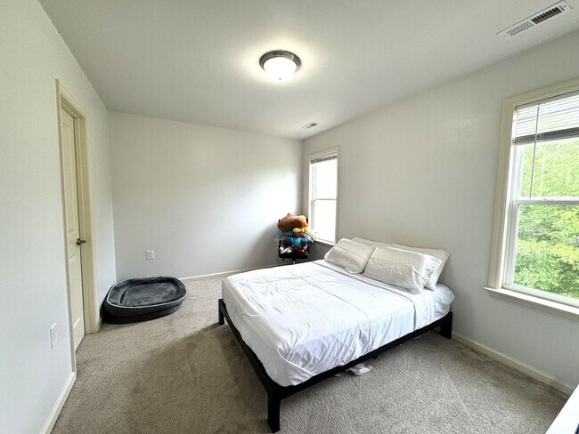 Building Photo - Beautiful Townhome with a Spacious Layout!