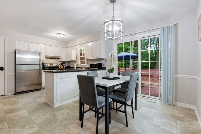 Building Photo - 2be / 1.5ba Duplex Unit B - Great Convenient Location