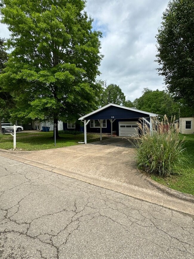 Building Photo - 3 bedroom/2 bath house