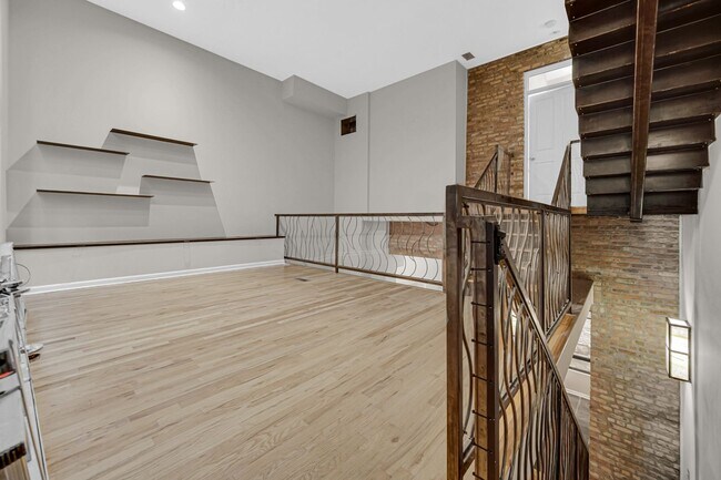 Building Photo - 1424 W Grand Ave