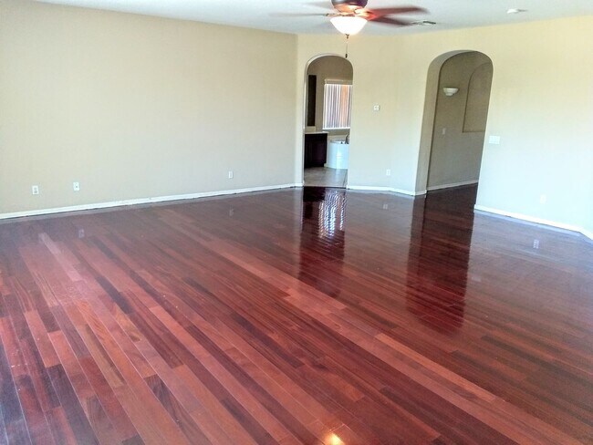 Building Photo - HUGE 5 bedroom, 3 bathroom in Glendale