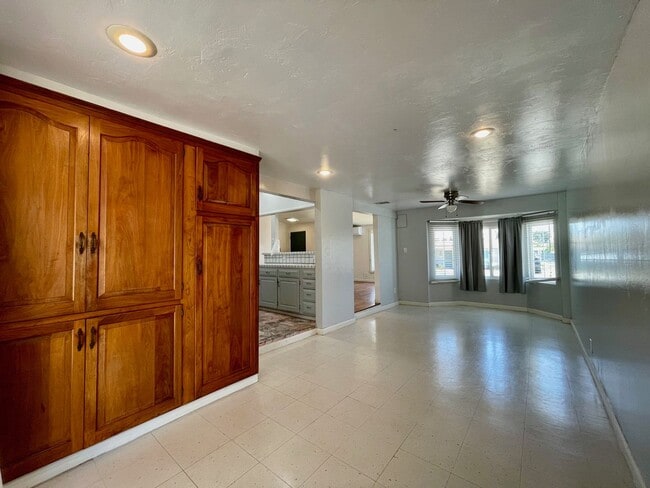 Building Photo - Gorgeous 3 Bedroom 2 Bathroom Home In Lemo...