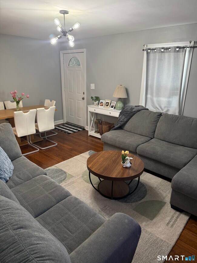 Building Photo - 507 Queen St